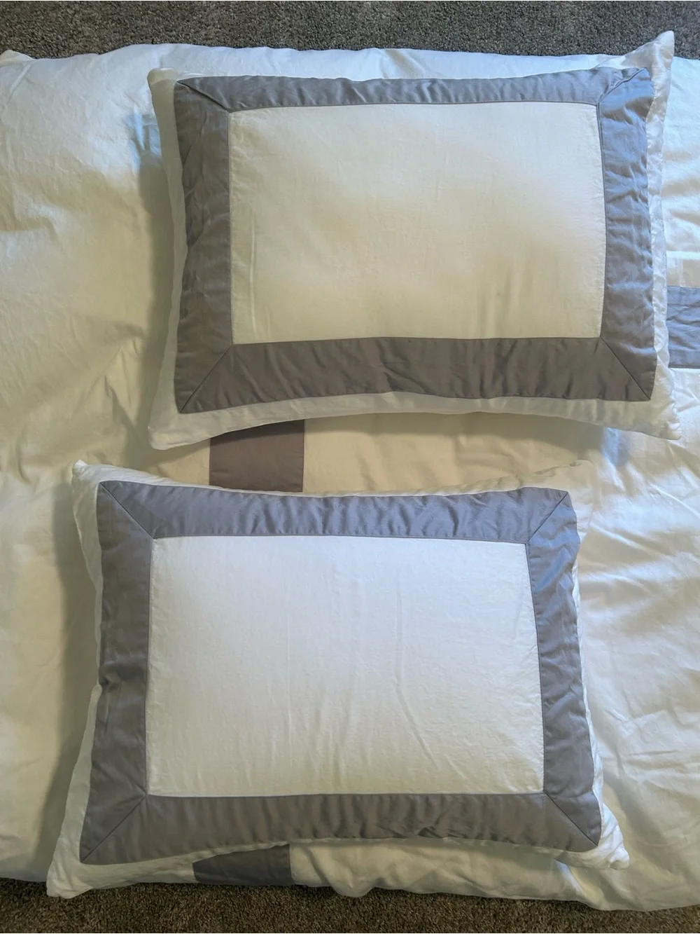 Everhome Emory Hotel Border Duvet Bedding Set | full/queen | grey and white